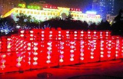 <b>我市正在市干道两侧行道树上挂满了红灯笼</b>